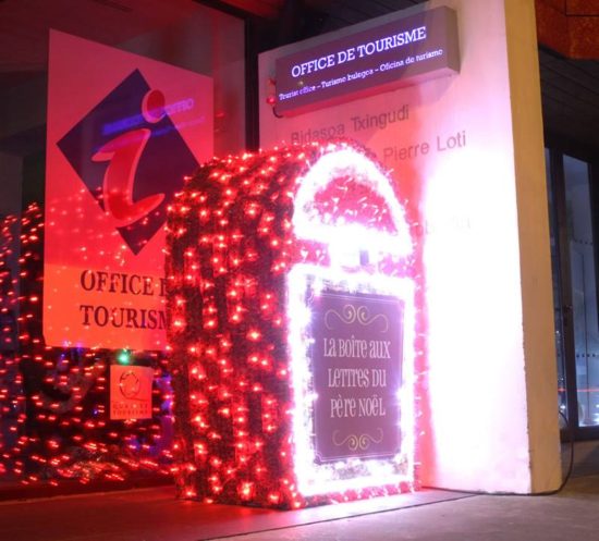 Boite aux lettres du père noël Office de Tourisme de Hendaye