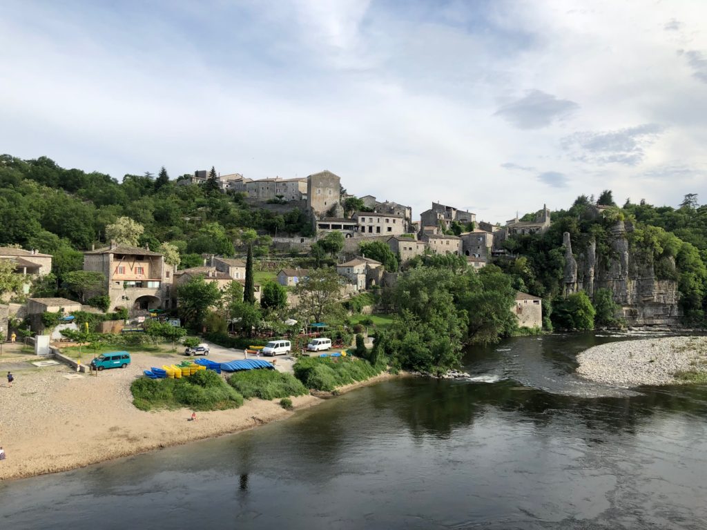 Image d'inspiration territoriale issue d'un séjour à Balazuc en Ardèche chez un exploitant : " Le Château de Balazuc "