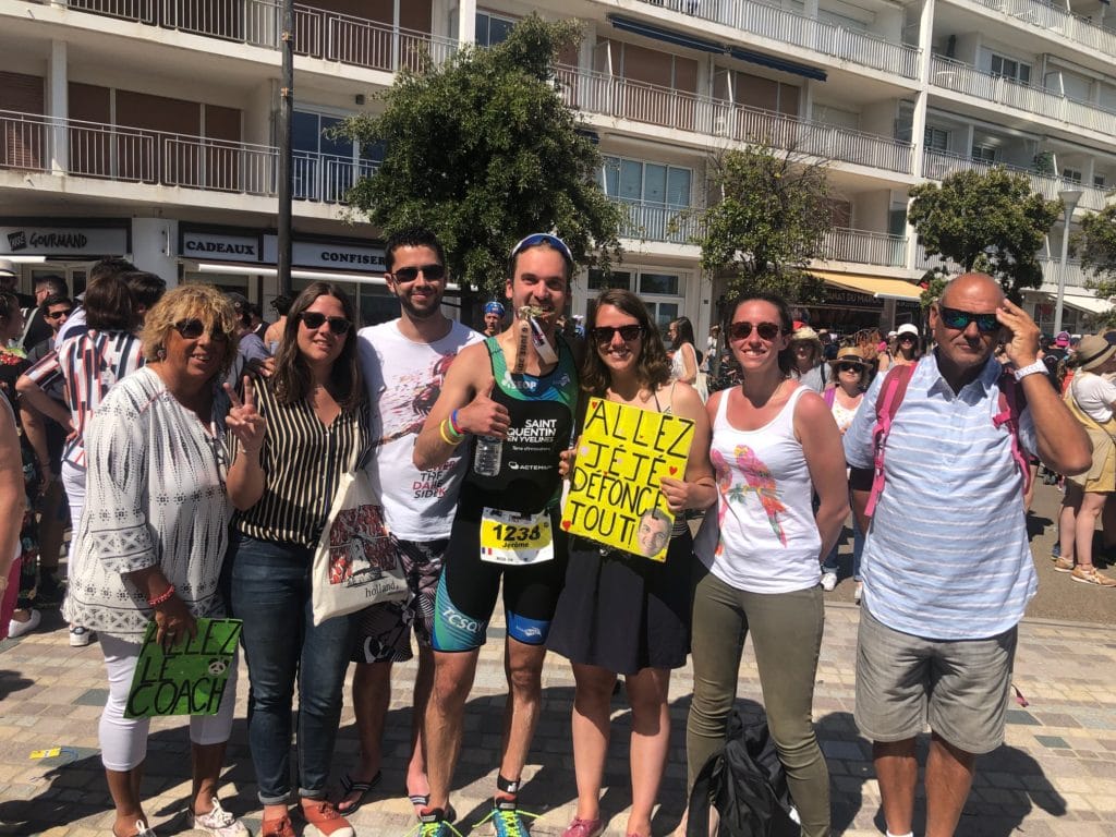 Jérôme entouré de sa famille et amis à l'arrivée du triathlon des Sables d'Olonne afin de représenter le fait qu'un triathlète ne se déplace rarement seul