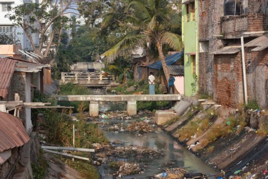 Odeurs d'un canal aux ordures en Inde