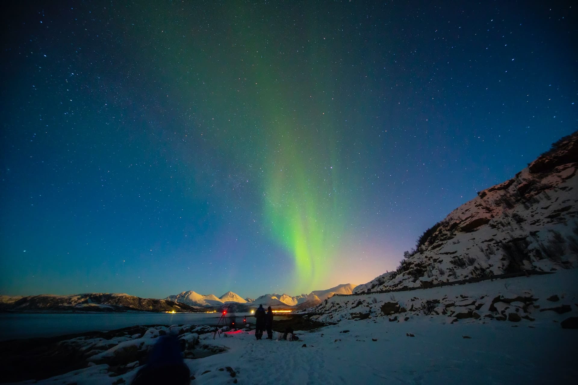 Personnes photographiant les aurores boréales en Norvège du Nord