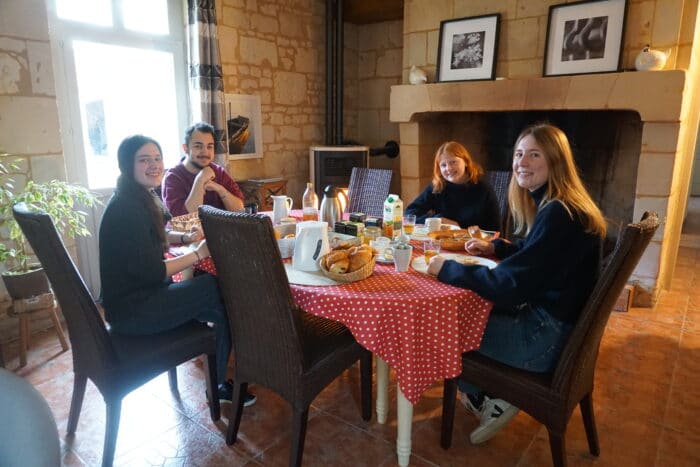 Etudiants qui prennent le petit déjeuner chez un des partenaires de l'initiative en Anjou