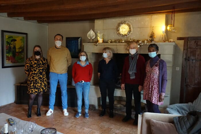 Photo des étudiants chez Liliane, Clos des 3 Rois, dans le cadre de l'opération "Solidarité Etudiants"