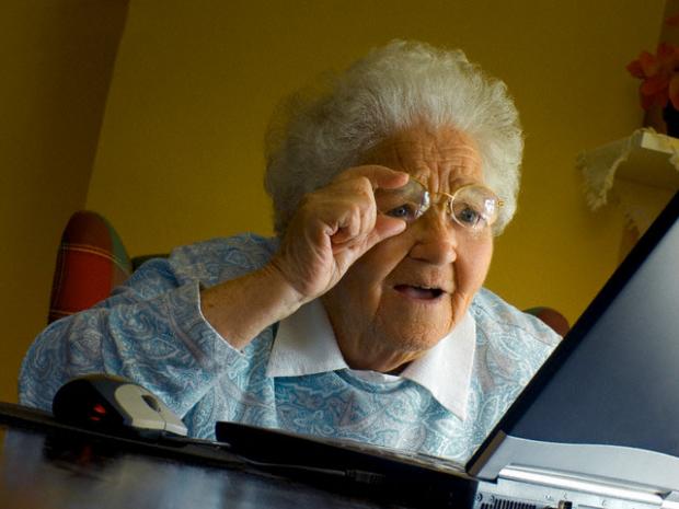 Image rare de la découverte d'Internet par une baby-boomeuse